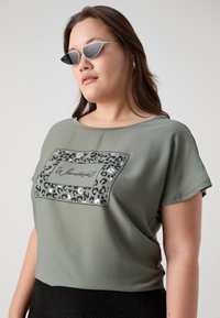 ONLY Carmakoma CARKETTY LIFE MIX TEE  - Apdrukāts T-krekls - deep lichen green