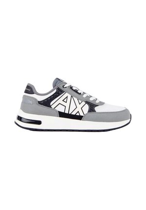 Weißer, grauer und schwarzer Sneaker mit "AX"-Logo an der Seite, weißen Schnürsenkeln und gepolsterter Sohle mit sichtbarer schwarzer Luftkammer.