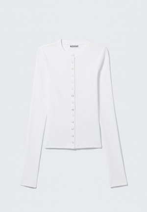 Λευκό πουκάμισο με μακριά μανίκια, κατασκευασμένο από ριγωτό ύφασμα, διαθέτει μικρά κουμπιά και στρογγυλεμένο λαιμό, με εφαρμοστή σχεδίαση.