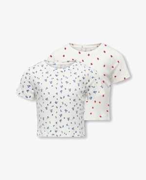 Dve krátke rukávové biele rebrované bavlnené tričká; jedno s malým modrým kvetinovým vzorom, druhé s rozptýleným červeným vzorom jahôd.