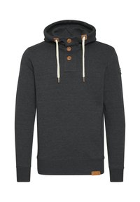 Sudadera con capucha de color gris oscuro, hecha de un material suave, con tres botones de madera, cordones de crema y una etiqueta de cuero en el dobladillo.