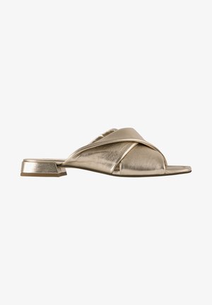 Metaal gouden slipper sandalen met een crisscross ontwerp, platte hak en open teen. Gemaakt van soepel leer, met een minimalistische stijl.