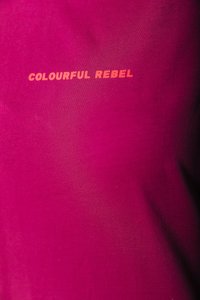 Fuchsia bomull T-skjorte med teksten "COLORFUL REBEL" i oransje. Glatt tekstur med et enkelt, moderne design.