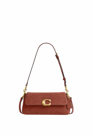 Brązowa zamszowa torba na ramię z regulowanym paskiem i złotym zapięciem w kształcie litery "C", z małą skórzaną metką z boku.
