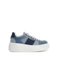 Sneaker in denim con un mix di pannelli blu chiaro e scuro, suola in gomma bianca e chiusura con lacci. Cuciture distintive e dettaglio del logo.