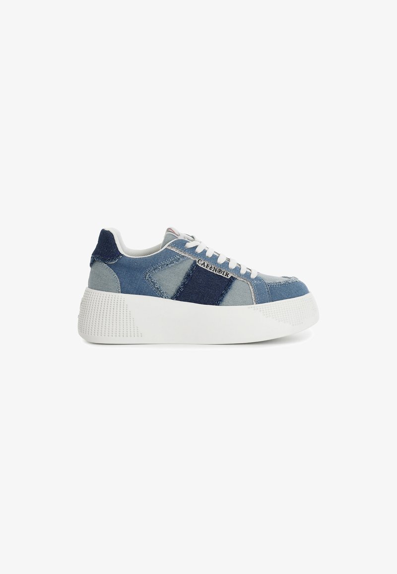 Zapatillas de denim que presentan una combinación de paneles azules claros y oscuros, suela de goma blanca y cierre con cordones. Detalles de costura distintiva y logotipo.