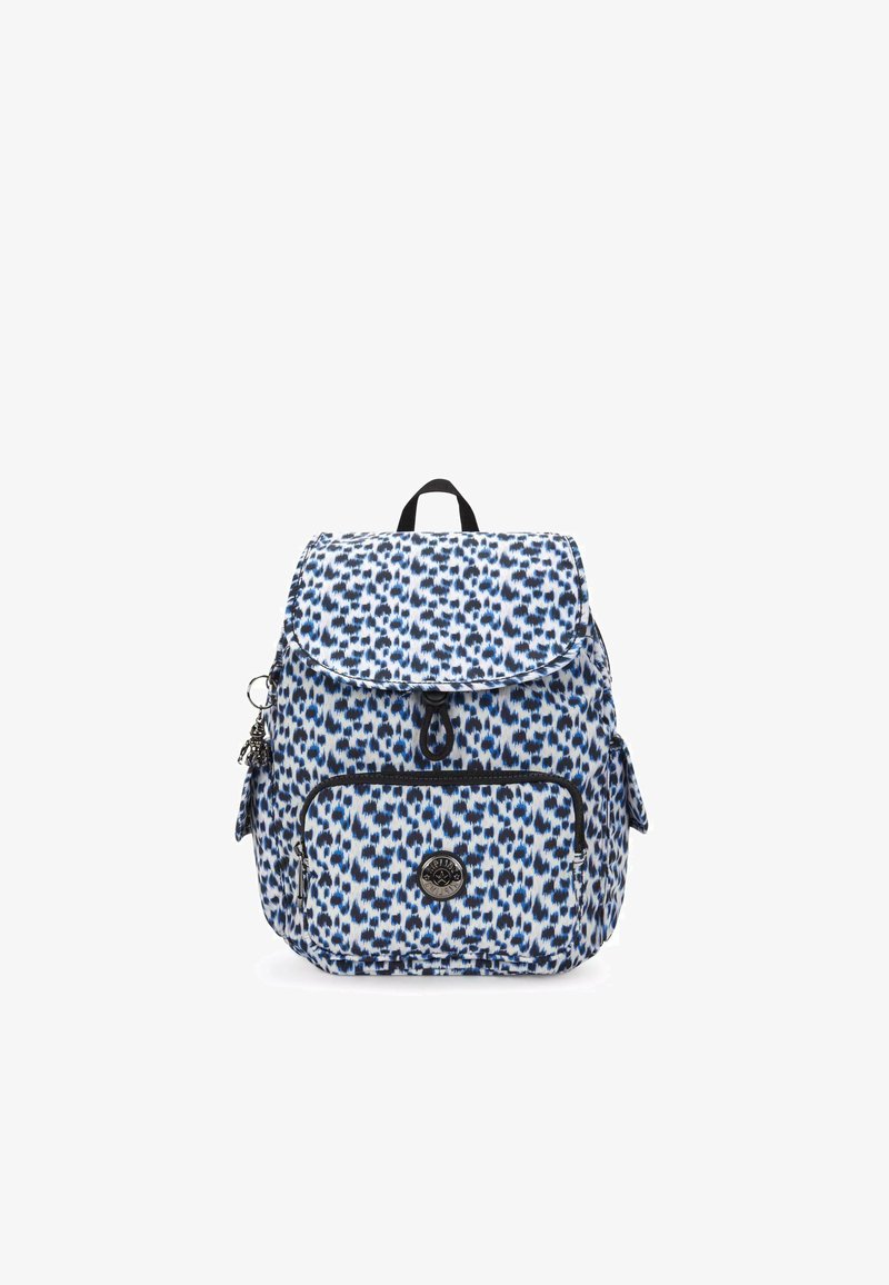 Blauwe en witte rugzak met een gemusterd ontwerp, klep sluiting, voorzak met rits en verstelbare straps. Voorzien van zwarte accenten en hardware.