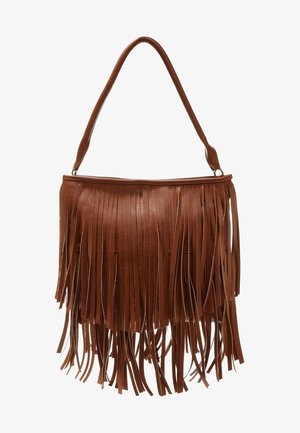 Sac à bandoulière en cuir marron avec plusieurs longues bandes de franges pendantes du corps et une seule sangle rembourrée.
