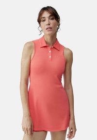 Koralā sarkans bez piedurknēm polo kleita ar apkakli, pogu slēgšanu un minimālistisku logo detaļu uz krūtīm, izgatavota no gludas, elastīgas auduma.