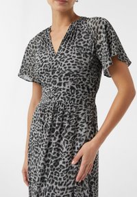 Leopardprintkleid in Grau und Schwarz, mit V-Ausschnitt, ausgestellten Ärmeln und tailliertem Schnitt für eine maßgeschneiderte Silhouette. Leichte Stoffqualität.
