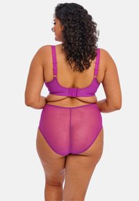 Conjunto de lencería morado que incluye un sujetador ligeramente acolchado con tirantes ajustables y una braguita transparente a juego. Textura suave, ajuste estructurado.