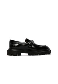 Mocasines de cuero negro con una suela de goma gruesa, que presentan una correa decorativa y un broche, textura suave y un diseño de puntera redonda.