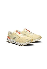 Lichtgele sport schoenen hebben een ademend bovenwerk van mesh, witte en oranje accenten, en een gevoerde zool met duidelijke pods.