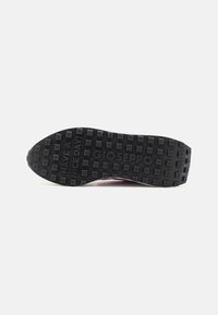 Semelle de chaussure en caoutchouc noir avec des motifs de grip carrés. Le texte imprimé indique "BONNE JOURNÉE !" et "GIOSEPPO." Design courbé, pas de lacets visibles.