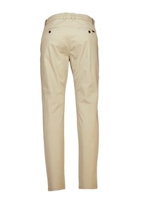 Beige broek met een rechte pasvorm, gemaakt van een soepele katoenstof, dubbele achterzakken met zwarte knopen en een standaard tailleband.
