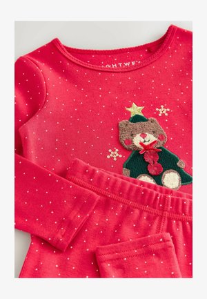 Rød bomulds pyjamas sæt med en hævet, broderet teddybjørn i en grøn frakke med en stjerne, prydet med gyldne prikker over det hele.