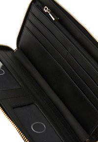 Portafoglio nero con cerniera, dotato di molteplici scomparti per tessere, una finestra trasparente per l'ID e un compartimento con cerniera. Finitura in pelle liscia, dettagli in hardware dorato.