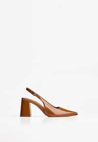 Ruske patentnahka slingback pumpit, joissa on terävä kärki, leikattu sivut ja paksu korko. Säädettävä solkipanta nilkassa.