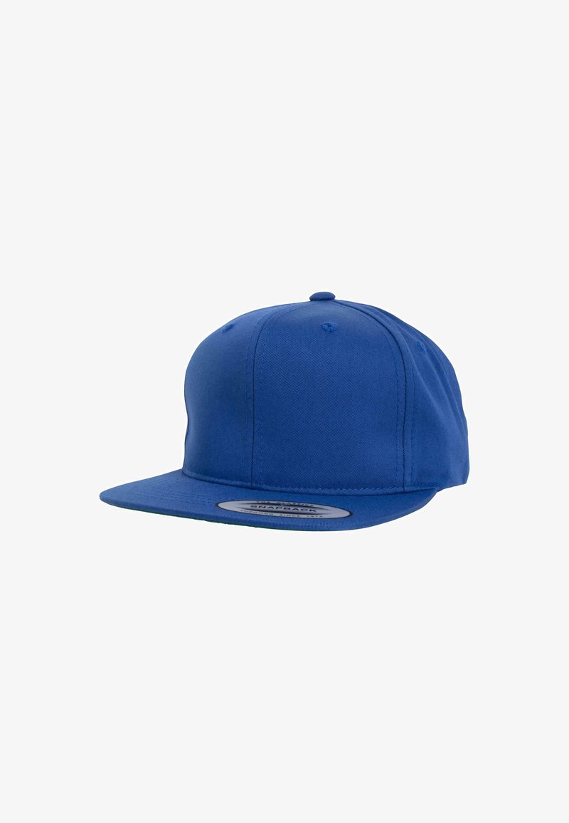 Zils snapback cepure ar plakanu malu, izgatavota no teksturēta auduma. Iespēlota noapaļota kroka un ventilācijas caurumi. Zīmola uzlīme cepures iekšpusē.