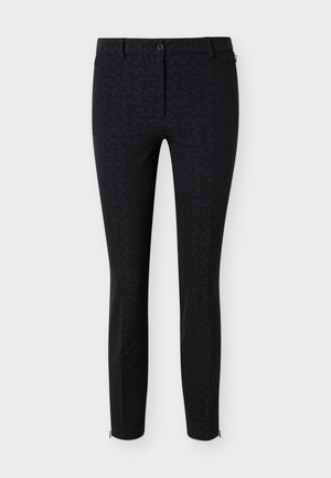 Pantaloni negri, conici, cu un model geometric subtil, închidere frontală cu nasturi și fermoar, bucle pentru curea și fermoare la glezne, pe un fundal alb.