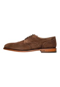 Braune Wildleder-Oxfordschuhe mit Broguemuster, runder Zehe, fünf �Ösen und einem gestapelten Lederabsatz.