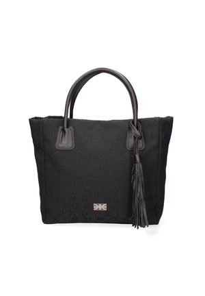 Borsa tote nera in canvas con dettagli in pelle. Presenta un pon-pon prominente, testo in rilievo e un piccolo emblema con un design a bandiera.