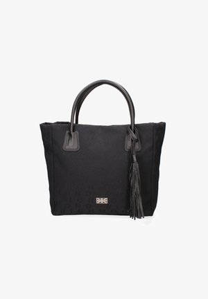 Borsa tote nera in canvas con dettagli in pelle. Presenta un pon-pon prominente, testo in rilievo e un piccolo emblema con un design a bandiera.