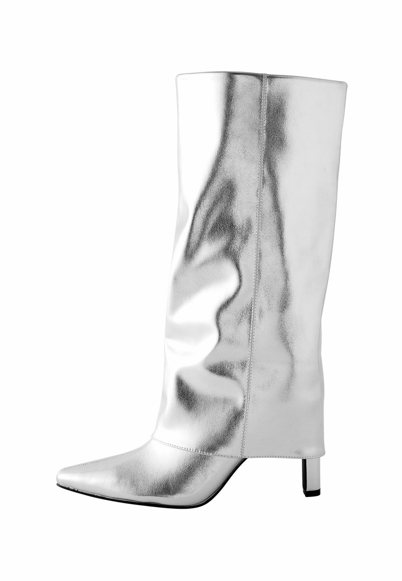Botte en cuir argentée montante avec un embout pointu, texture lisse et un design épuré. Dotée d'un petit talon bloc et de détails cousus.