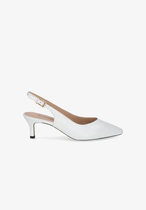 Escarpin blanc en cuir avec bride arrière, bout pointu, petit talon aiguille et boucle dorée.