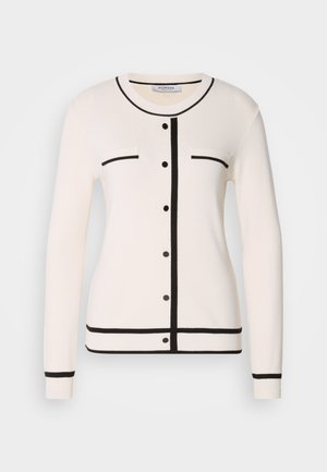 Cardigan bianco a maglia con rifiniture nere, bottoni frontali e due tasche sul petto con linee e punti a contrasto. Tessuto morbido, maniche lunghe.