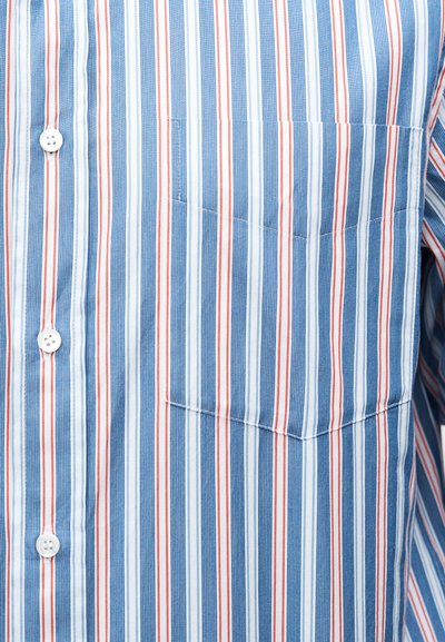 Μπροστινό μέρος πουκάμισου με κάθετες μπλε, λευκές και κόκκινες ρίγες, με τσέπη στο στήθος και λευκά κουμπιά κατά μήκος της πατιλέτας.