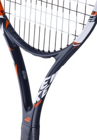 Tennisracket met een zwart-wit frame, oranje accenten, een glanzende afwerking en een gestructureerde grip. Het open snaarpatroon is zichtbaar.