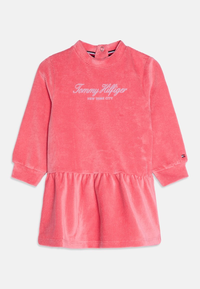 Różowa sukienka z długim rękawem dla małych dzieci wykonana z korduroju, z marszczonym dołem, prążkowanymi mankietami, zapięciem na zatrzask z tyłu na szyi oraz logo "Tommy Hilfiger New York City".