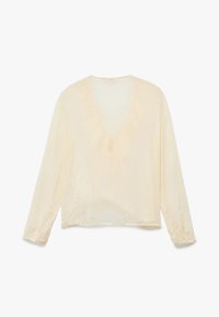 Lyscreme langærmet bluse med V-hals, afslappet pasform, blød tekstur og rynkede detaljer ved håndleddene. Glat, let materiale.