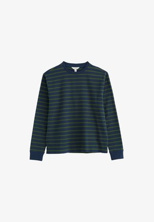 Hosszú ujjú tengerészkék ing vízszintes sötétzöld csíkokkal, kerek nyakkivágással és bordázott mandzsettákkal, fehér háttéren bemutatva.