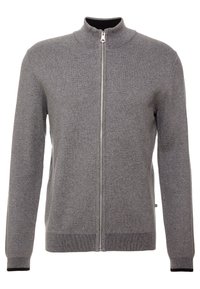 Grå zip-up kofta med hög krage, tillverkad av texturerad stickad tyg. Har ribbade mudd och nederkant, samt en silverfärgad dragkedja.