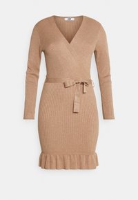 Abito avvolgente lavorato a maglia in marrone chiaro, con maniche lunghe, texture a coste, vita con fiocco e orlo a balze sul fondo.