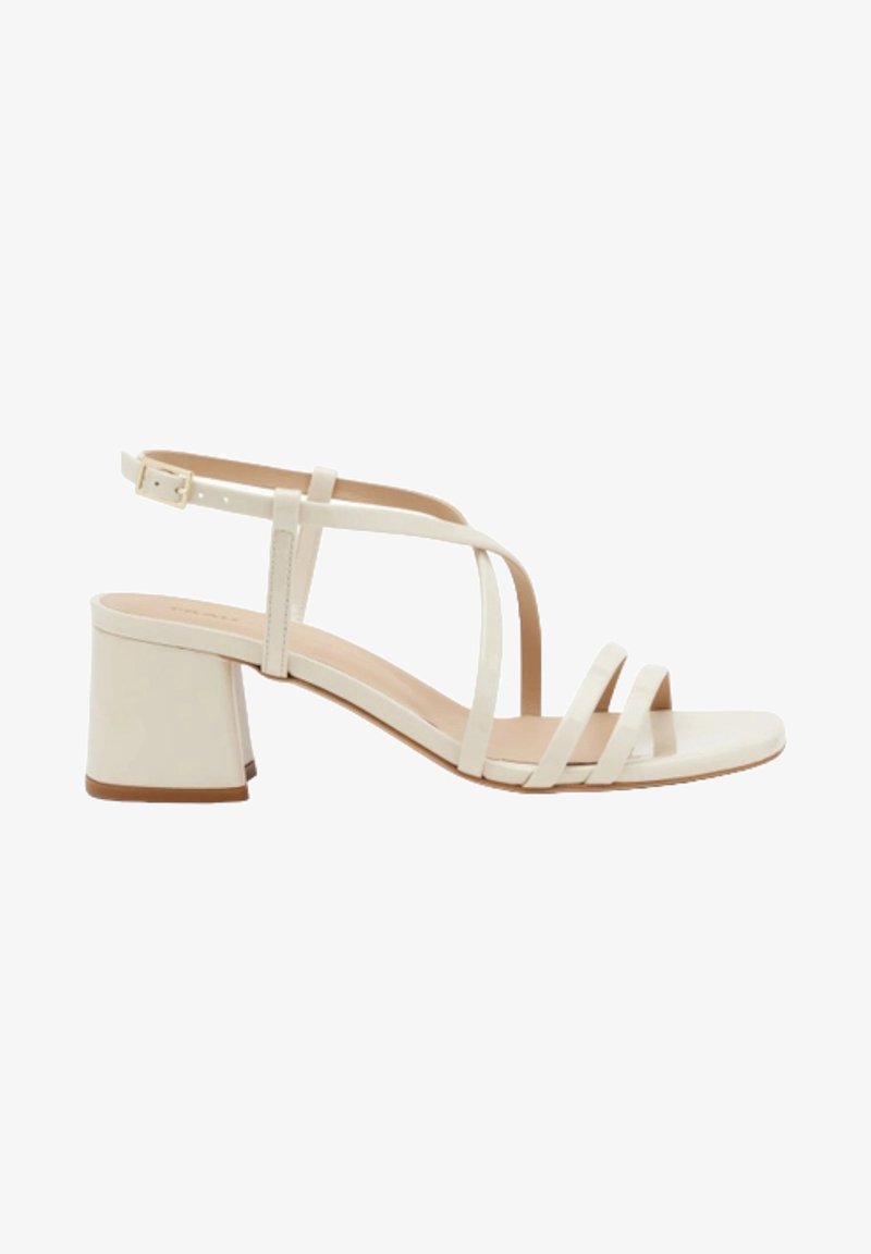 Sandale à talon bloc en cuir blanc avec plusieurs fines brides, une bride de cheville ajustable et un design lisse et minimaliste.