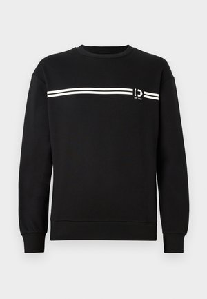 Sweatshirt preto de gola redonda com duas riscas horizontais brancas ao longo do peito e um pequeno logotipo branco com "EST. 2007" no lado esquerdo.