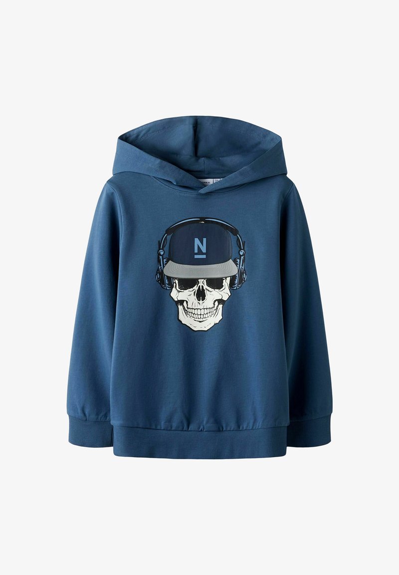 Sudadera azul marino con un gráfico de calavera usando auriculares y una gorra. Presenta un bolsillo tipo canguro y puños y dobladillo acanalados. Material de algodón suave.