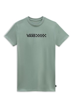 Jasnozielona koszulka z krótkim rękawem z czarnym logo Vans i wzorem w szachownicę na środku klatki piersiowej.