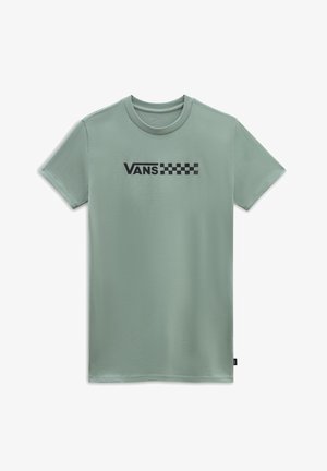 Jasnozielona koszulka z krótkim rękawem z czarnym logo Vans i wzorem w szachownicę na środku klatki piersiowej.
