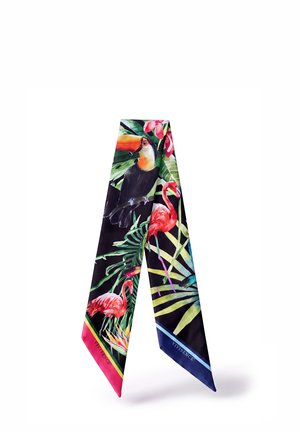 Lange zijden sjaal met een kleurrijke tropische print met een toekan, flamingo's, groene bladeren en roze bloemen op een zwarte achtergrond.