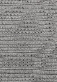 Szary dziany materiał z poziomymi paskami i małymi ozdobnymi dziurkami rozmieszczonymi równomiernie, prezentujący teksturowany i jednolity wzór.