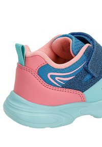 Bunter Sneaker mit einer rosa Lederbasis, blauem Stoffobermaterial mit Mesh-Details und einer grünen Fersenschlaufe. Leichte Gummisohle mit strukturierter Oberfläche.