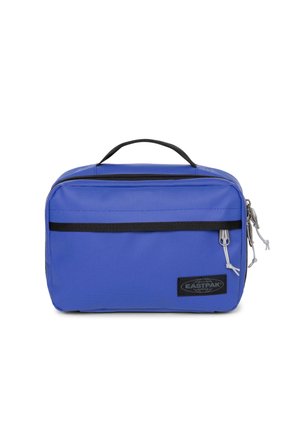 Sininen kankainen toilettilaukku, jossa on yläkahva, vetoketjukiinnitys, etutasku ja musta korostusraita. Varustettu brändin Eastpak logolla.