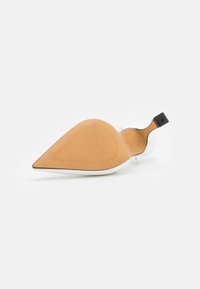 Bílé špičaté lodičky na vysokém podpatku s hnědým podešví, vybavené průhledným páskem a černým výstupkem na patě. Texturovaná podešev pro lepší přilnavost.