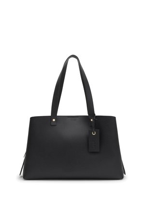 Bolso tote de cuero negro con dos asas para el hombro, una silueta rectangular y una etiqueta colgante sobre un fondo blanco.