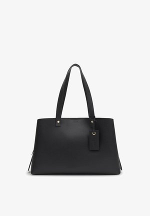 Bolso tote de cuero negro con dos asas para el hombro, una silueta rectangular y una etiqueta colgante sobre un fondo blanco.
