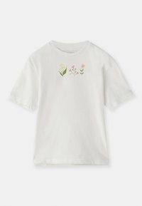 T-shirt blanc à manches courtes en coton, avec une broderie florale en jaune, rose et vert sur la poitrine. Texture douce, coupe décontractée.